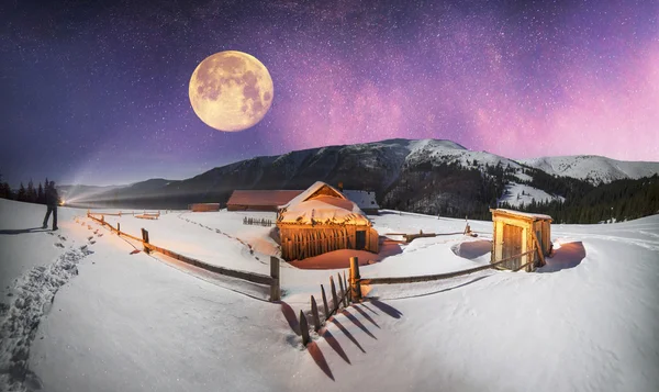 冬の山の羊飼いの小屋 — ストック写真
