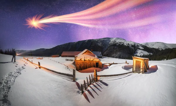 Cabana de pastores em montanhas de inverno — Fotografia de Stock