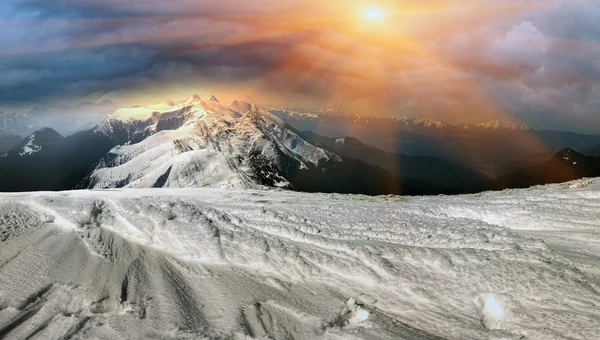 Καρπάθια βουνά το χειμώνα — Φωτογραφία Αρχείου