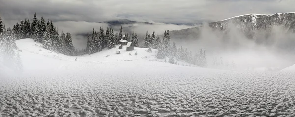 Monastère dans les montagnes des Carpates — Photo