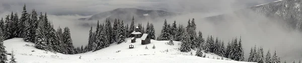 Monastère dans les montagnes des Carpates — Photo