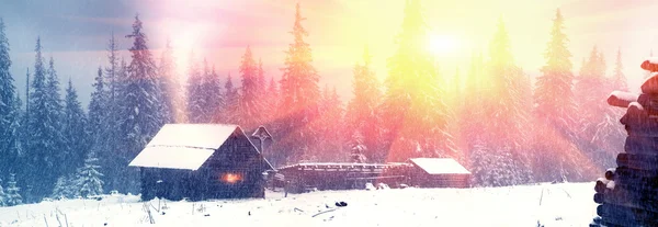 Domy v horách na sníh — Stock fotografie