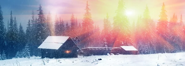 Casas en las montañas en las nevadas — Foto de Stock