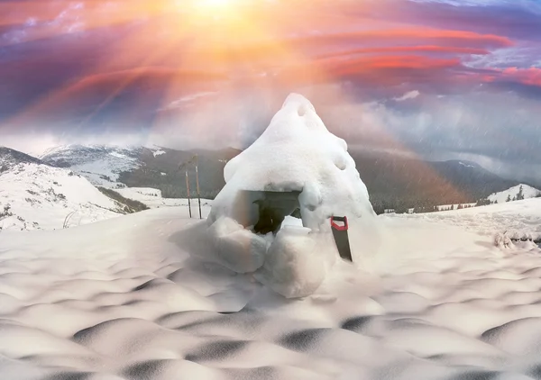 Construction de la maison et escalade des grottes de neige . — Photo