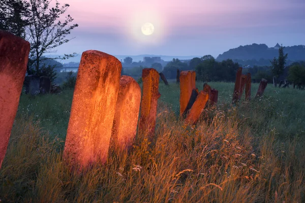 Náhrobní pomníky na hřbitově Karaite — Stock fotografie