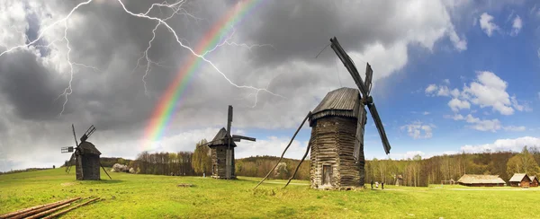 Burza nad wiatraki w Pirogovo — Zdjęcie stockowe