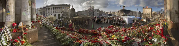 La gente porta fiori e candele accese — Foto Stock