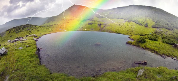 Lago de água limpa — Fotografia de Stock