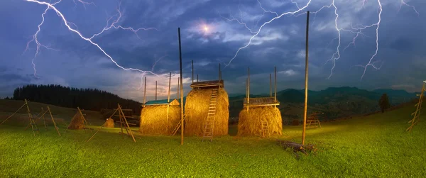 Альпійський луг зі стопами сіна — стокове фото