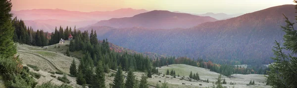 Cabane în pădurea de toamnă — Fotografie, imagine de stoc