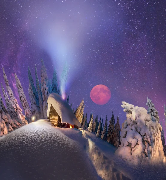 Cabaña de madera en las montañas nevadas —  Fotos de Stock