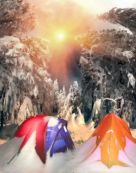 Snowy góry namioty — Zdjęcie stockowe