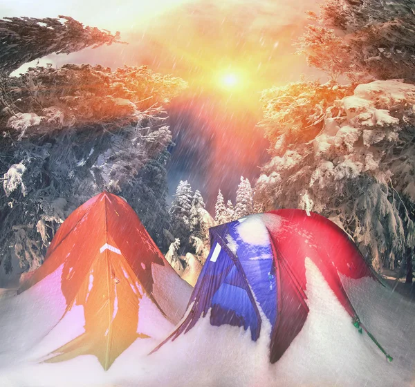 Tentes de montagne enneigées — Photo