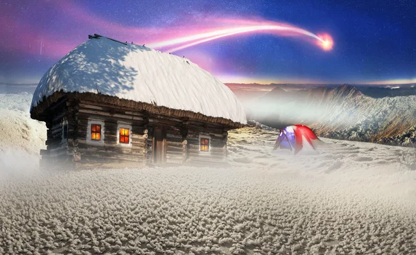 木造の小屋の近くの雪のテント — ストック写真