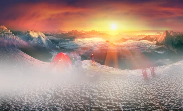 雪山のテント — ストック写真