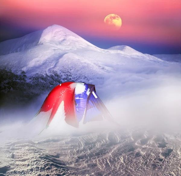 Tente de montagne enneigée — Photo