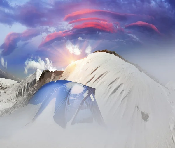 눈 덮인 산 텐트 — 스톡 사진
