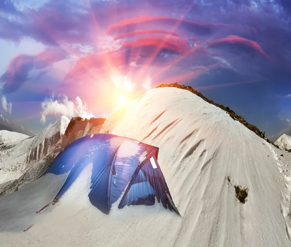 Tente de montagne enneigée — Photo