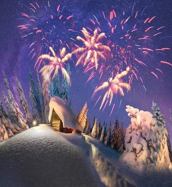 Hölzerne verschneite Hütte in den Bergen — Stockfoto