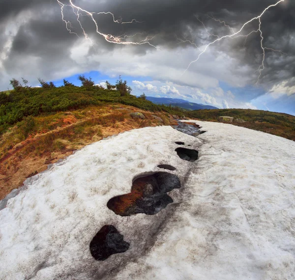 Sorgente del fiume Prut nelle montagne dei Carpazi — Foto Stock