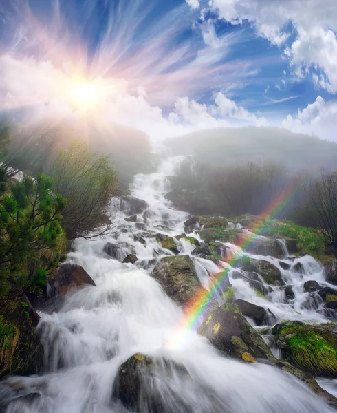 Bela cachoeira nas montanhas dos Cárpatos — Fotografia de Stock