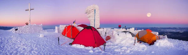 Альпинисты отмечают Новый год в Карпатах — стоковое фото