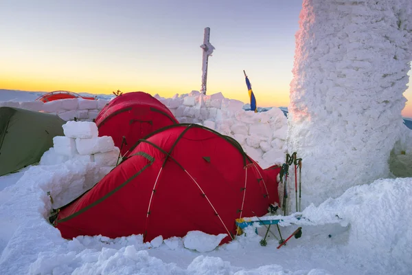 Альпіністи зустріти новий рік в Карпатах — стокове фото