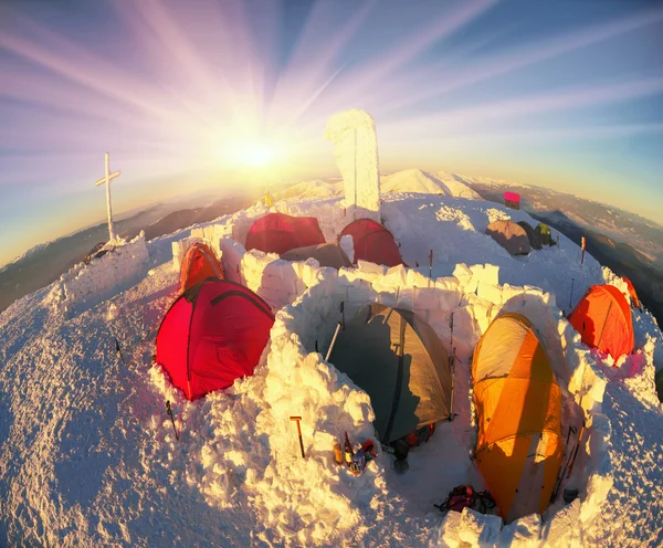 Альпинисты отмечают Новый год в Карпатах — стоковое фото