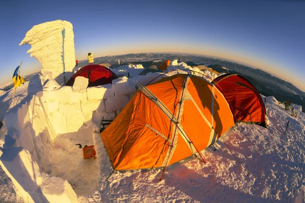 登山は、カルパティア山脈で新年を祝う — ストック写真
