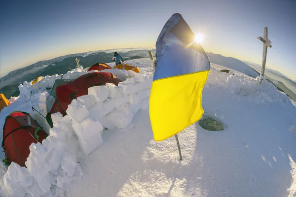 Альпіністи зустріти новий рік в Карпатах — стокове фото