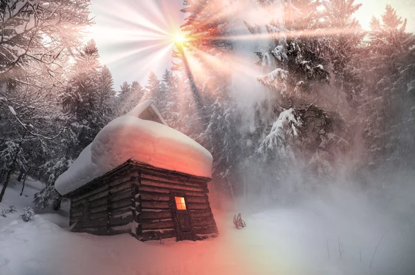 Casa de madera después del mal tiempo en las montañas — Foto de Stock