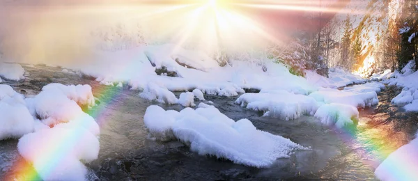 Замерзлий Гірський Потік Чистою Водою Річці — стокове фото