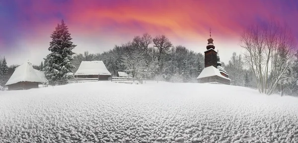 Schneefall im traditionellen Dorf Pirogovo — Stockfoto