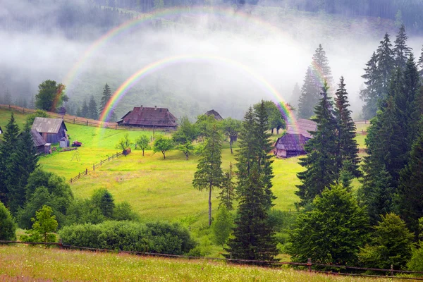Farma v Karpatských horách — Stock fotografie