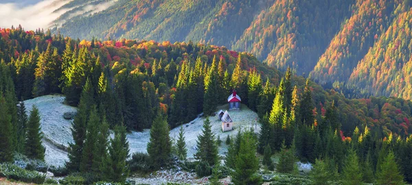 Otoño en pastos con casas de pastores —  Fotos de Stock