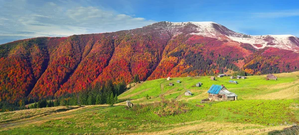 Podzim na pastvinách pastýři domy — Stock fotografie
