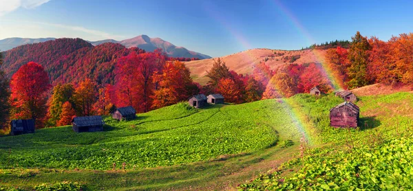 Herbst auf der Weide mit Hirtenhäusern — Stockfoto