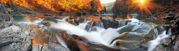 Водопад Пробий на реке Прут — стоковое фото