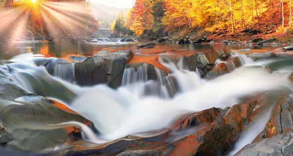 Cascade Probiy sur la rivière Prut — Photo