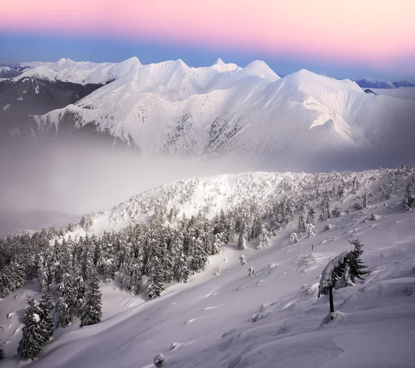 冬吹雪の後の山の風景 — ストック写真