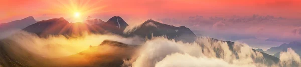 Ködös gyönyörű Chornogory ridge — Stock Fotó