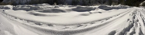 Krásné lesklé sněhové vločky za úsvitu — Stock fotografie