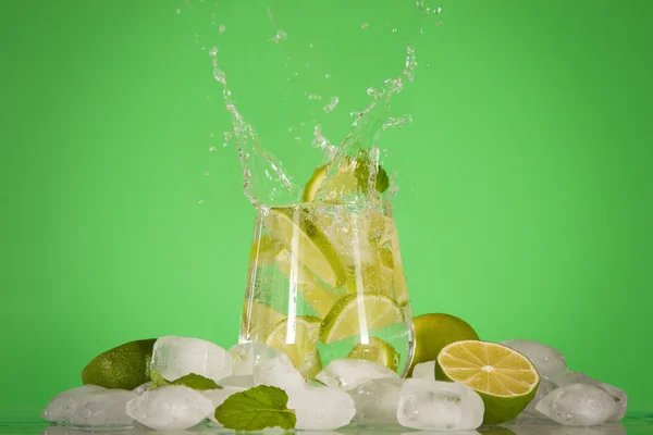 Lime Splash och is Royaltyfria Stockbilder