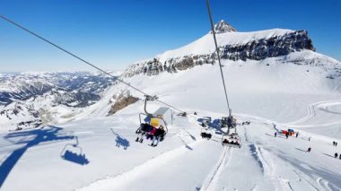 Buzul 3000, İsviçre - 15 Şubat 2025: Buzul 3000 'de kar manzaralı Alp dağlarının nefes kesici manzaralı kayak gezisi, İsviçre Alpleri kış dağı manzarası