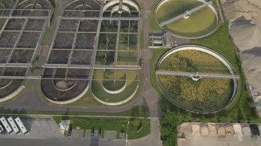 Fransa 'nın Lyon kenti yakınlarındaki atık su arıtma tesisinin çevre dostu hava manzarası, kentsel ufuk çizgisi sürdürülebilir su yönetimi ve çevre koruma kavramı