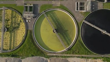 Fransa 'nın Lyon kenti yakınlarındaki atık su arıtma tesisinin çevre dostu hava manzarası, kentsel ufuk çizgisi sürdürülebilir su yönetimi ve çevre koruma kavramı