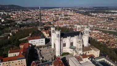 Fransa, Lyon 'daki Notre-Dame de Fourviere Bazilikası, açık mavi gökyüzü, ikonik yapı ve dini mimari, aşağıdan panoramik manzara