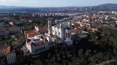 Fransa, Lyon 'daki Notre-Dame de Fourviere Bazilikası, açık mavi gökyüzü, ikonik yapı ve dini mimari, aşağıdan panoramik manzara