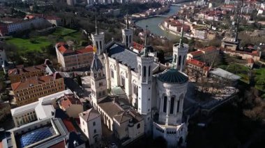 Fransa, Lyon 'daki Notre-Dame de Fourviere Bazilikası, açık mavi gökyüzü, ikonik yapı ve dini mimari, aşağıdan panoramik manzara