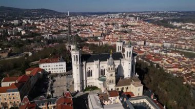 Fransa, Lyon 'daki Notre-Dame de Fourviere Bazilikası, açık mavi gökyüzü, ikonik yapı ve dini mimari, aşağıdan panoramik manzara